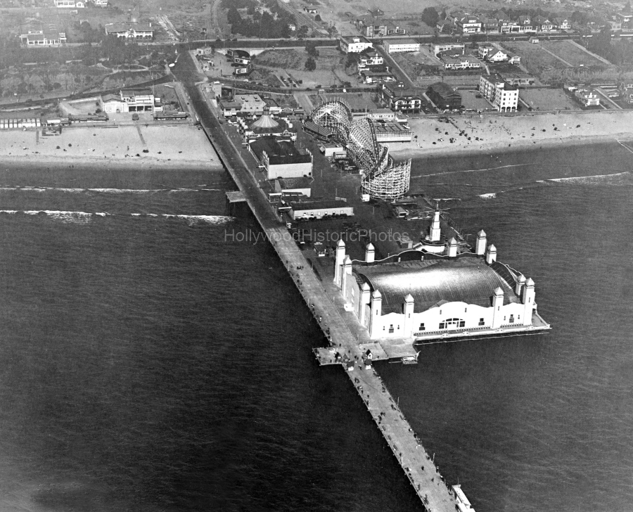 Santa Monica Pier 1925.jpg